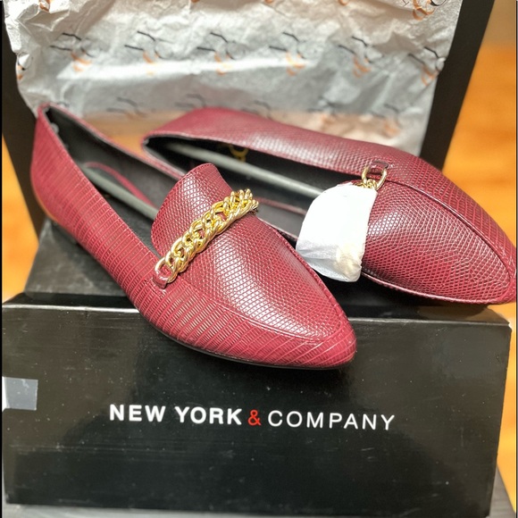 NWT | NY&Co. burgundy loafers with gold coloured chain buckle - Picture 2 of 14